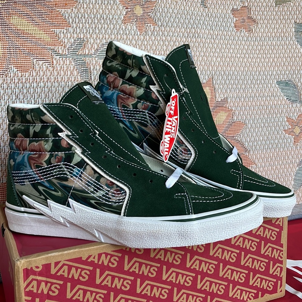 Vans Sk8-Hi Bolt
Liquify Avocado
VNOA5JIVYXH
Men’s sneakers - athletic shoes - Picture 6 of 16